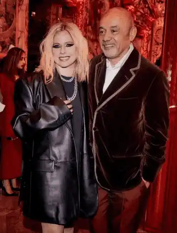 En París, Avril Lavigne hizo más que compartir con diseñadores. Foto Instagram