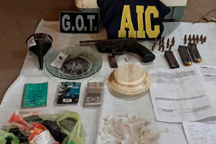 Siete presos, cocaína, dinero, armas y uniformes policiales secuestrados en distintos allanamientos en la provincia