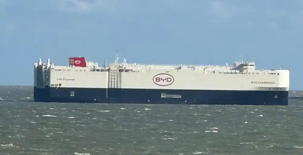 El buque que trae de China más de 5.000 autos híbridos y eléctricos ya está en Argentina