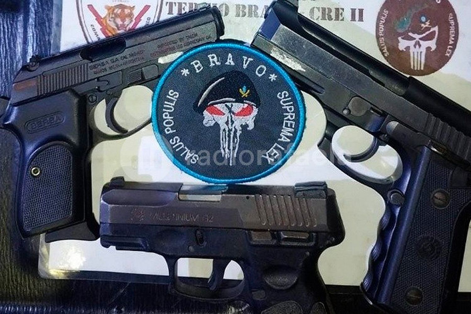 Detuvieron a cinco policías por “plantar” pistolas que fueron usadas en atentados y balaceras a un joven inocente