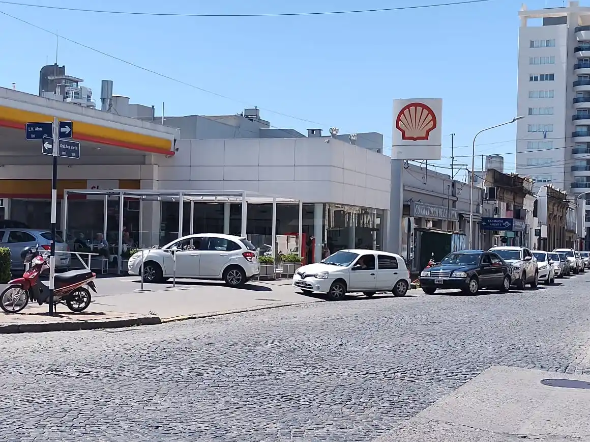 Repusieron combustible con cupo de carga y continuaron las largas filas en las estaciones de servicio