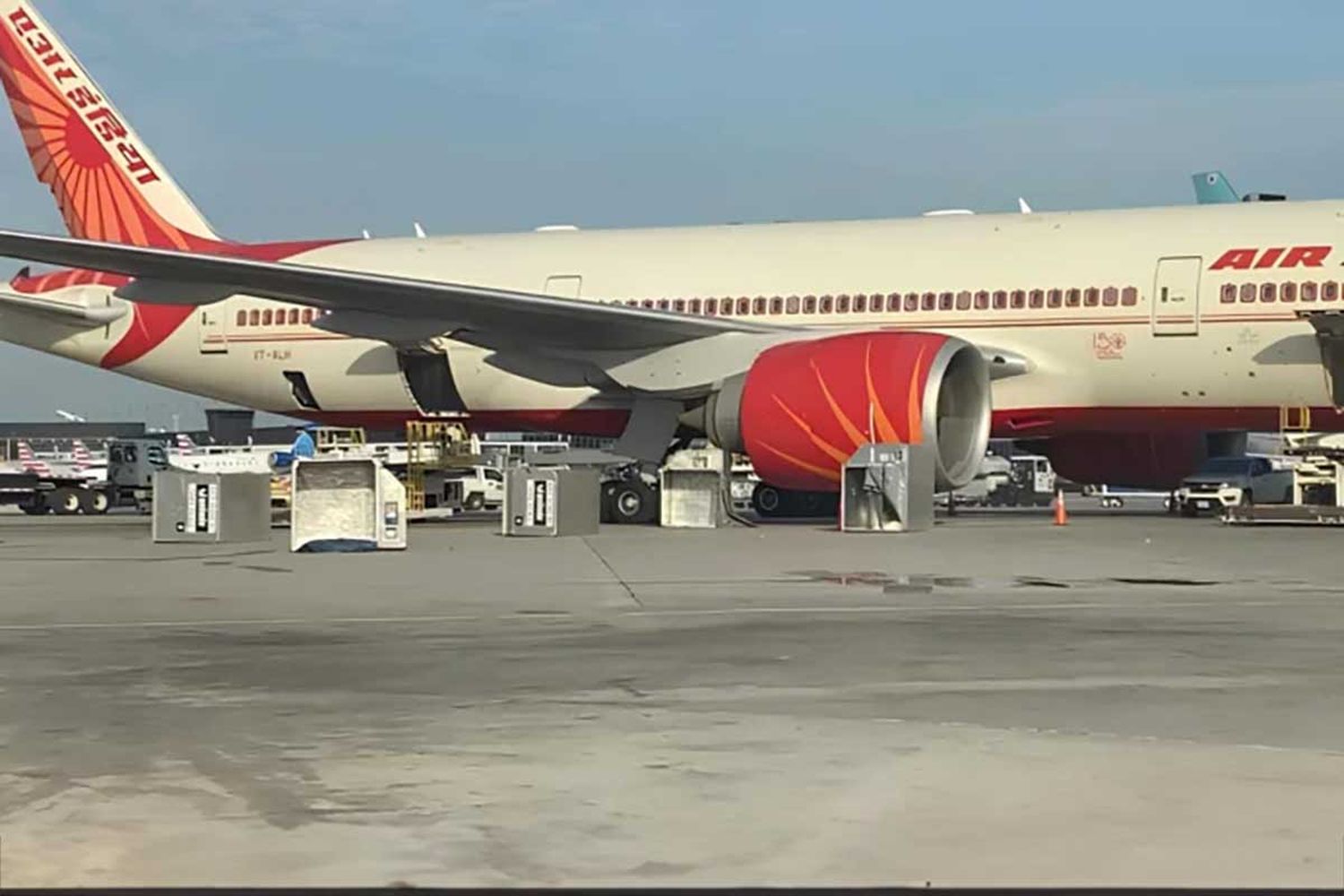 La fuerza del motor de un Boeing 777 hizo volar contenedores de carga que golpearon a otro avión en Chicago