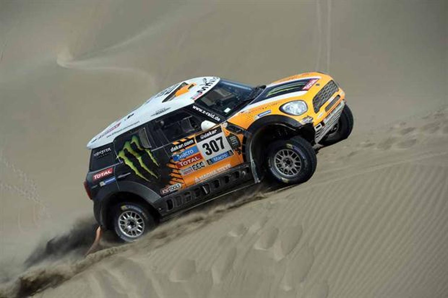 Terranova volcó, perdió la punta y ahora Al-Attiyah lidera el Dakar 2015