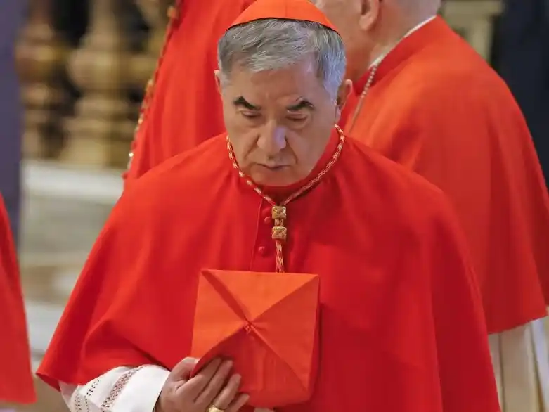 Giuseppe Becciu despide al papa Francisco en la Basílica de San Pedro, 23 de abril de 2025. FOTO: Anadolu - Anadolu