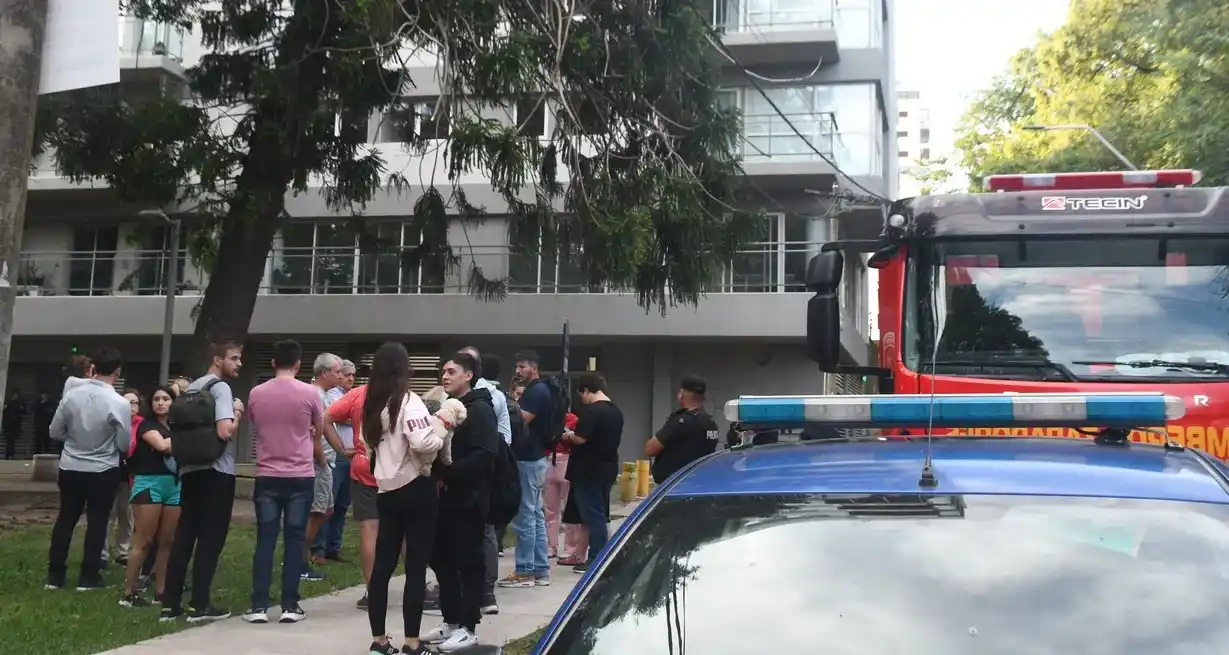 Incendio en un edificio frente al Parque del Sur. Luis Cetraro