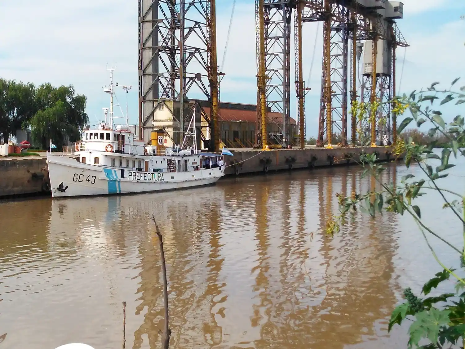 El guardacostas amarrará el martes por la tarde.