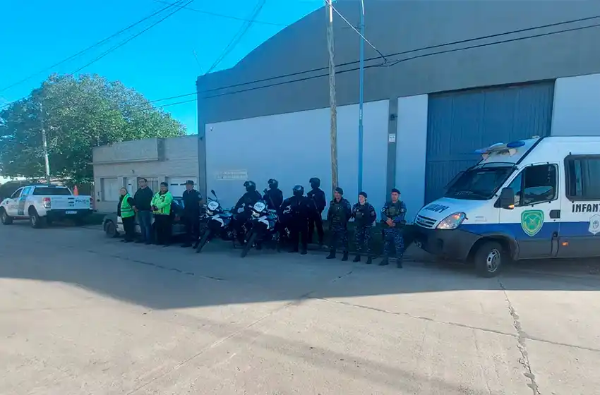 Armados y en una moto robada, dos malvivientes fueron atrapados en Las Avenidas