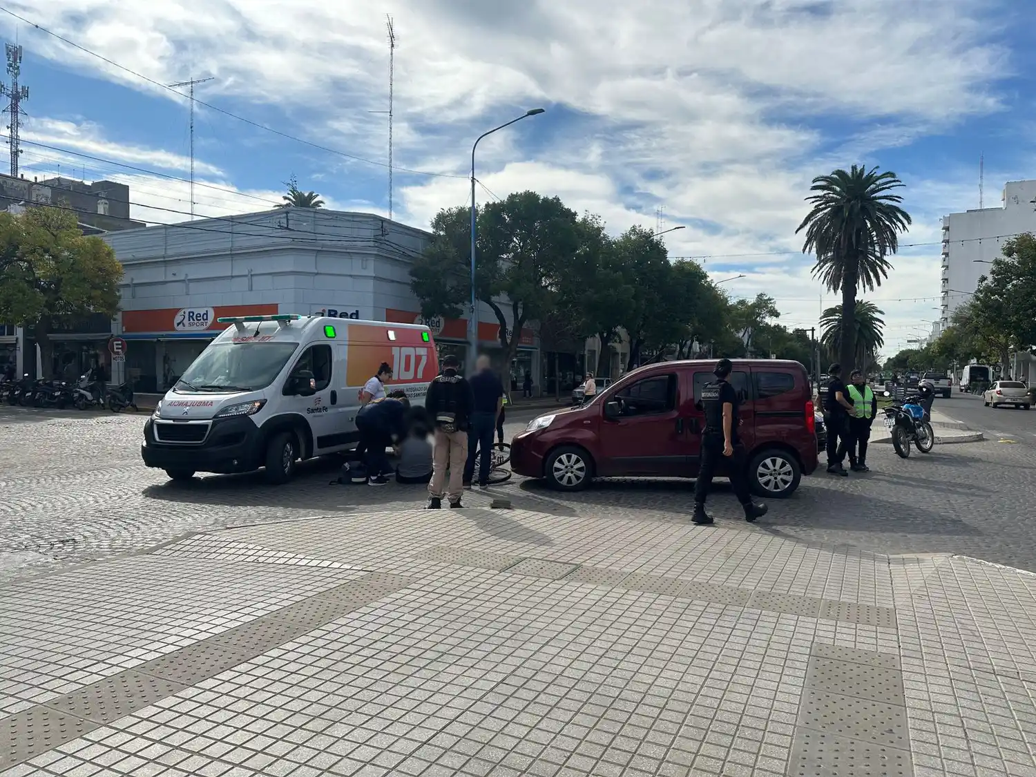 Accidente en pleno centro: una ciclista tuvo que ser atendida por el 107 en Bv. Santa Fe - 3