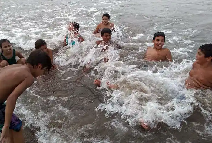 Niños de Azul visitaron por primera vez el mar
