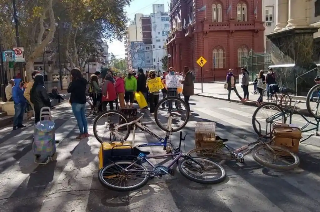 Artesanos, feriantes y artistas callejeros reclamaron en Rosario