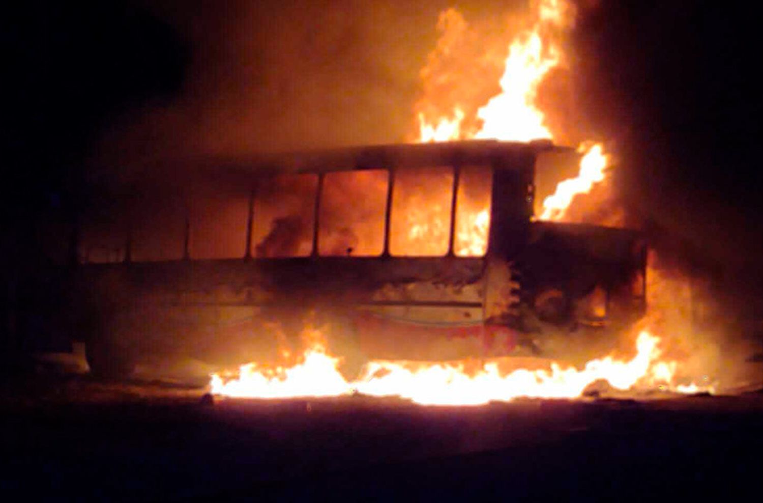 Investigan las causas del incendio en dos colectivos en Mar del Plata