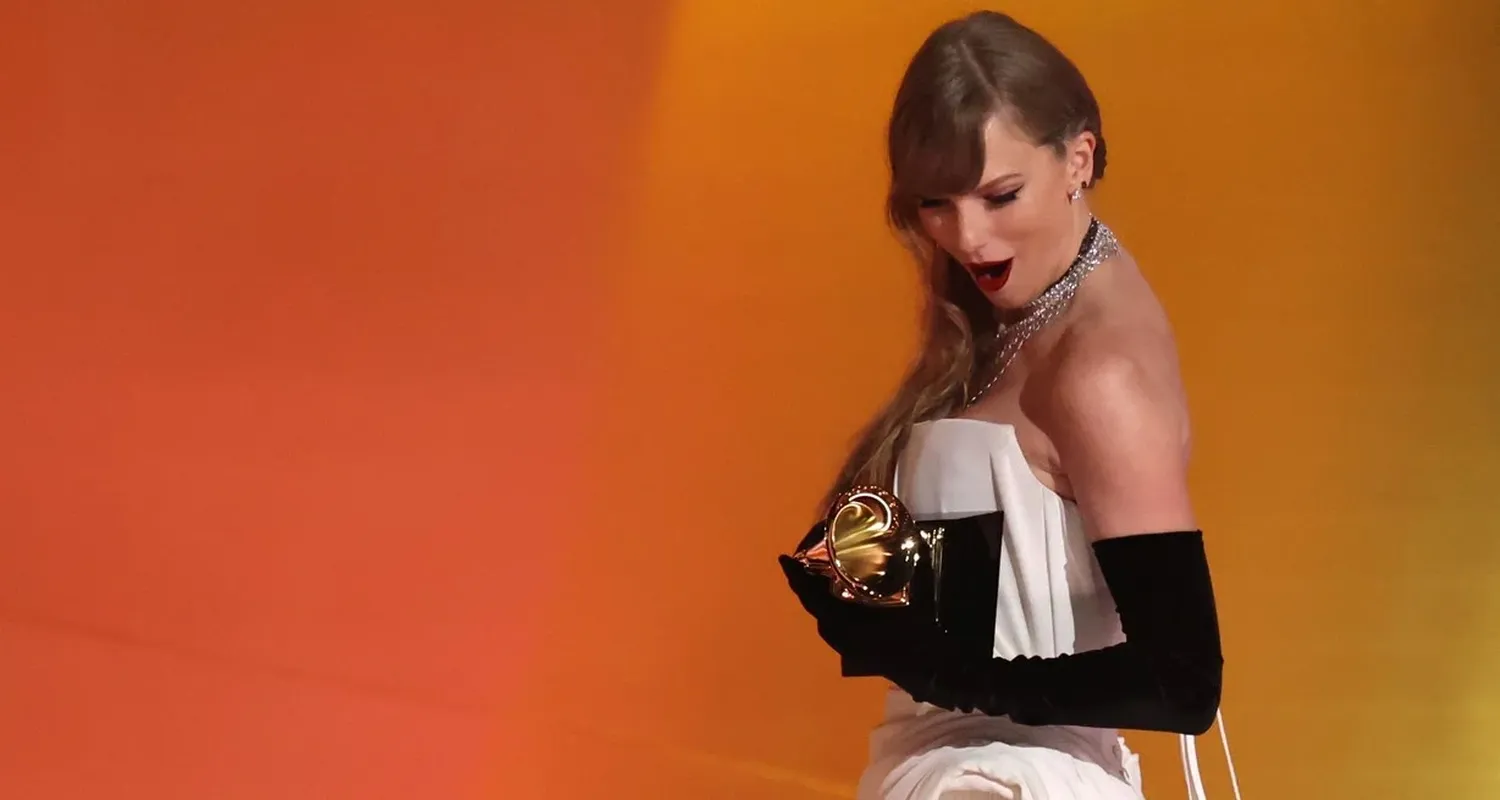 Taylor Swift recibe el premio a Mejor álbum vocal pop. Foto: Reuters