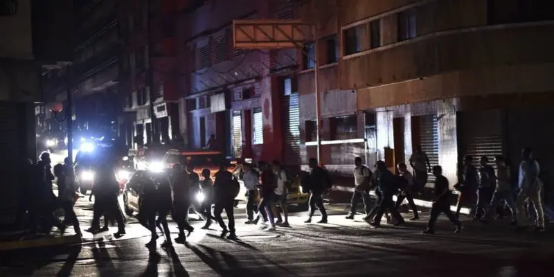 MÁS DE 24 horas sin luz en zonas de Caracas tras megabajón de ayer