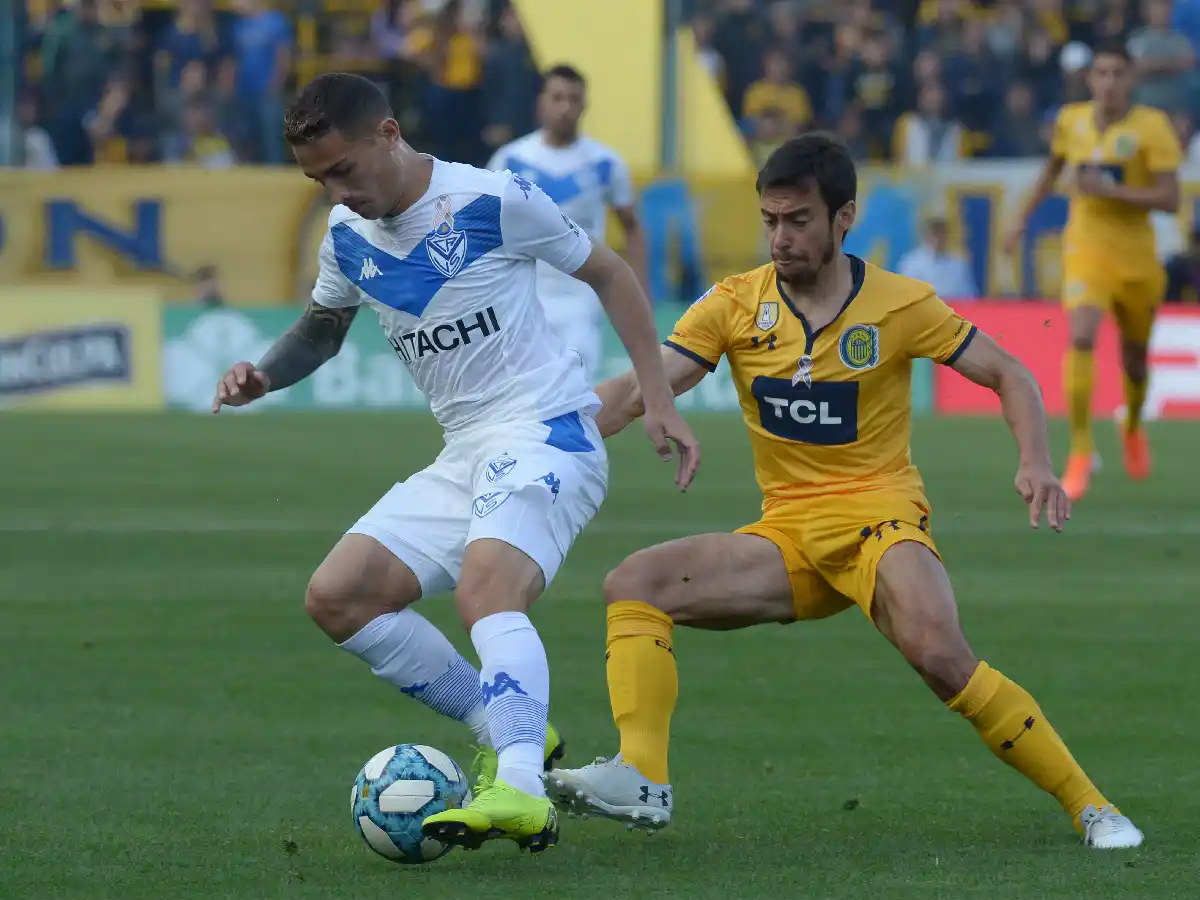 Vélez venció a Central en Rosario, lo hundió en descenso y se acerca a la punta