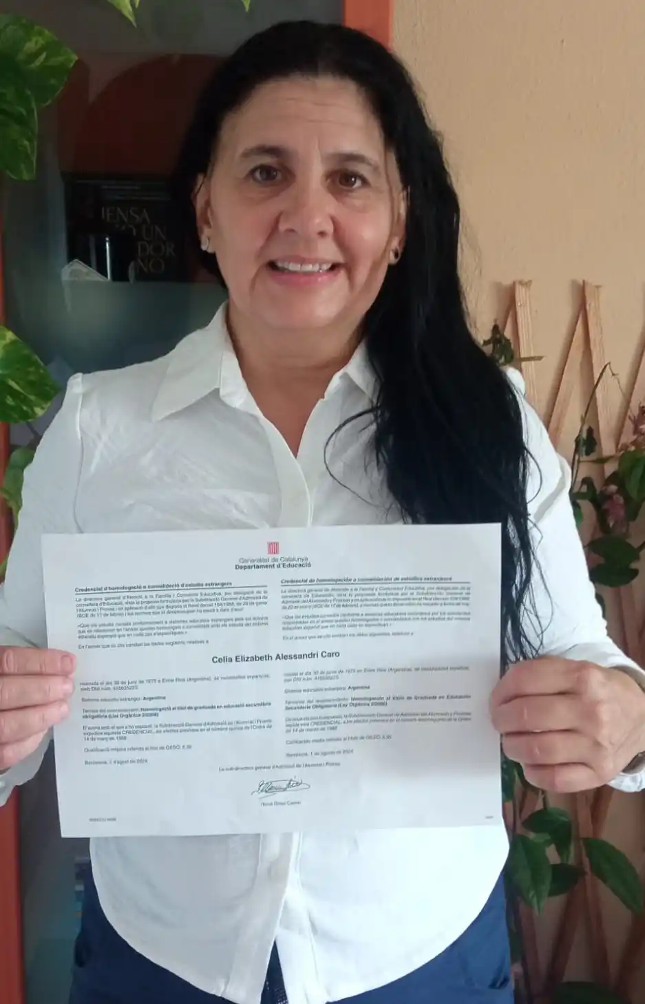 Celia homologó su título de la Esc. de Comercio al igual que su hijo mayor-