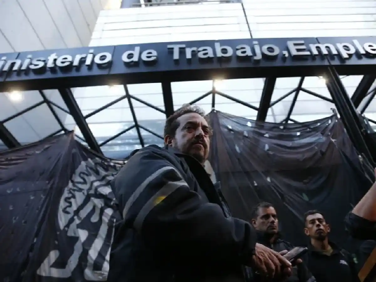 Crisis de los neumáticos: el Gobierno presiona para que se levanten los bloqueos y el conflicto se resuelva esta tarde