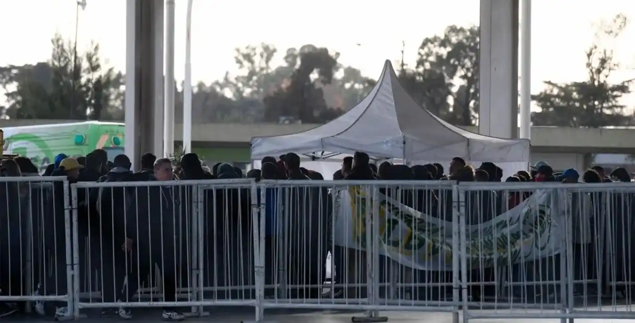 Familiares y fanáticos en caravana despidieron a El Noba