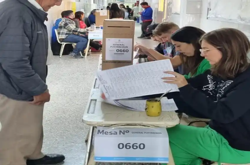 Raverta fiscaliza una mesa en el barrio Libertad