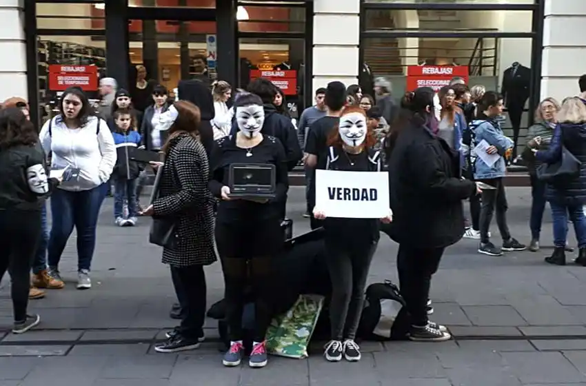 Vestidos de negro y con máscaras, veganos se manifestaron frente a la Bolsa de Comercio