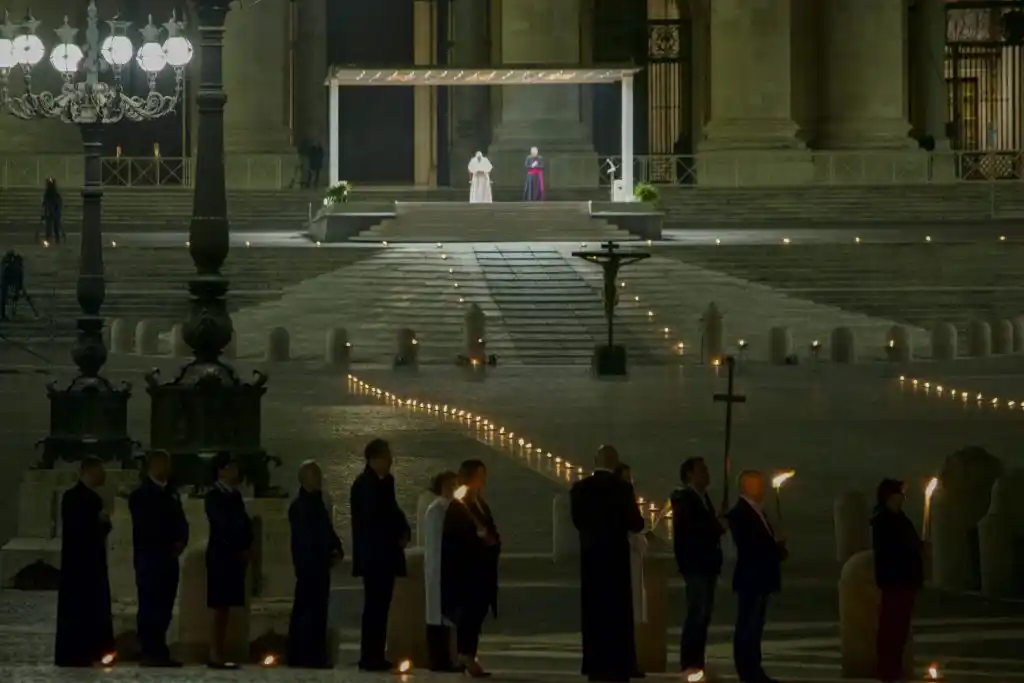 Francisco encabezó un inédito Via Crucis en una Plaza San Pedro sin feligreses