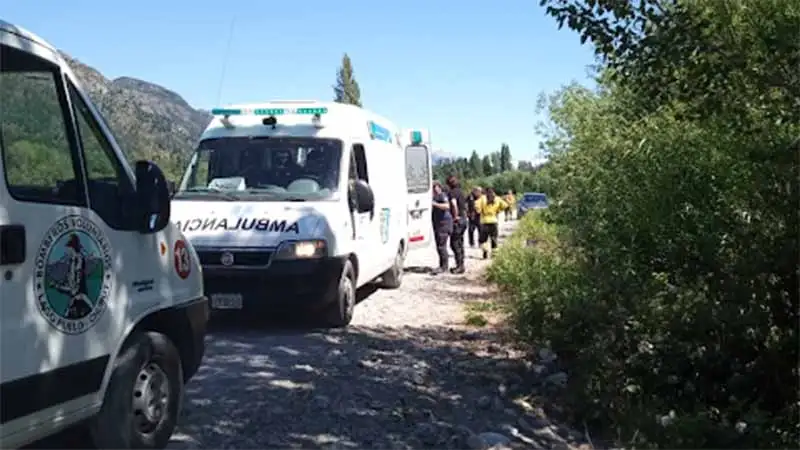El hecho sucedió cuando la agente se encontraba descansando a la vera del río Azul