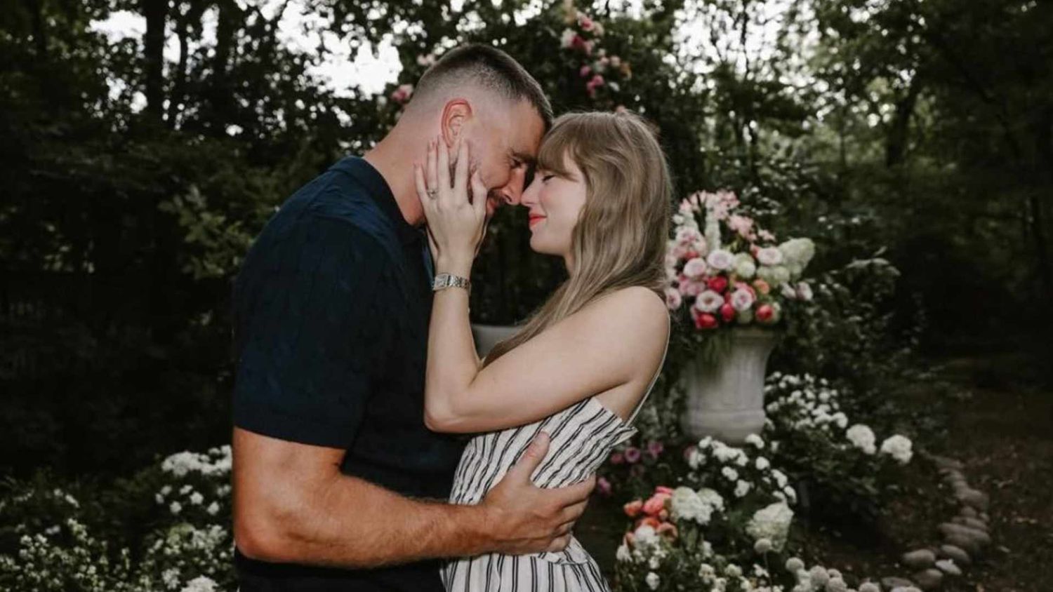 Taylor Swift y Travis Kelce anunciaron públicamente su casamiento: las fotos