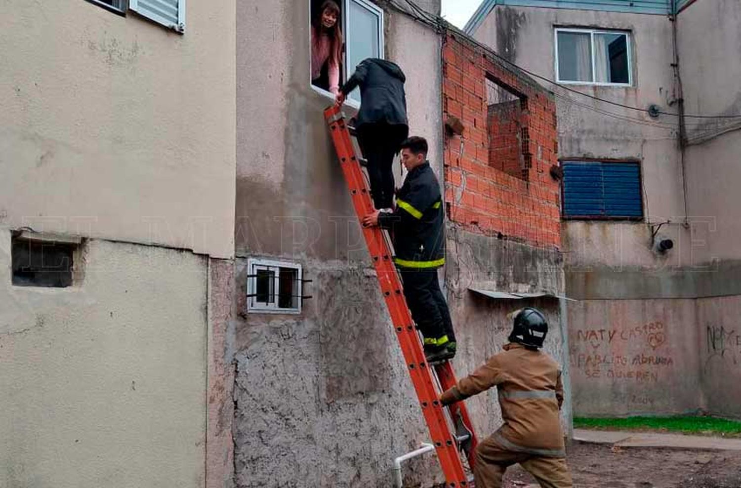 Derrumbe en Centenario: a pesar del peligro, aún hay familias en el edificio