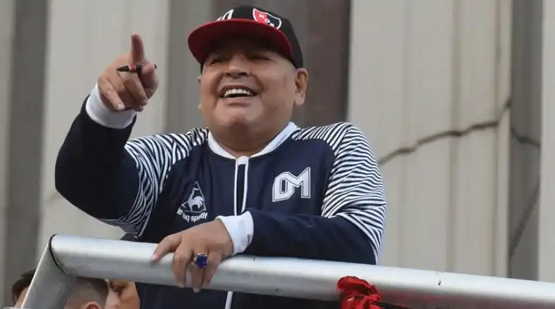 Locura por Maradona en Rosario: los hinchas de Newell's le hicieron un banderazo