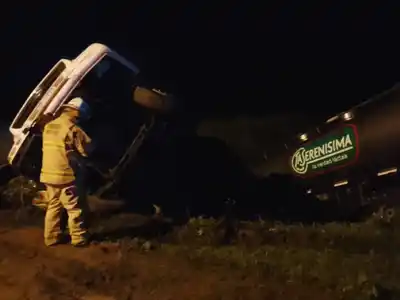 Perdió el control al esquivar un animal y volcó con su camión en la Autovía 12