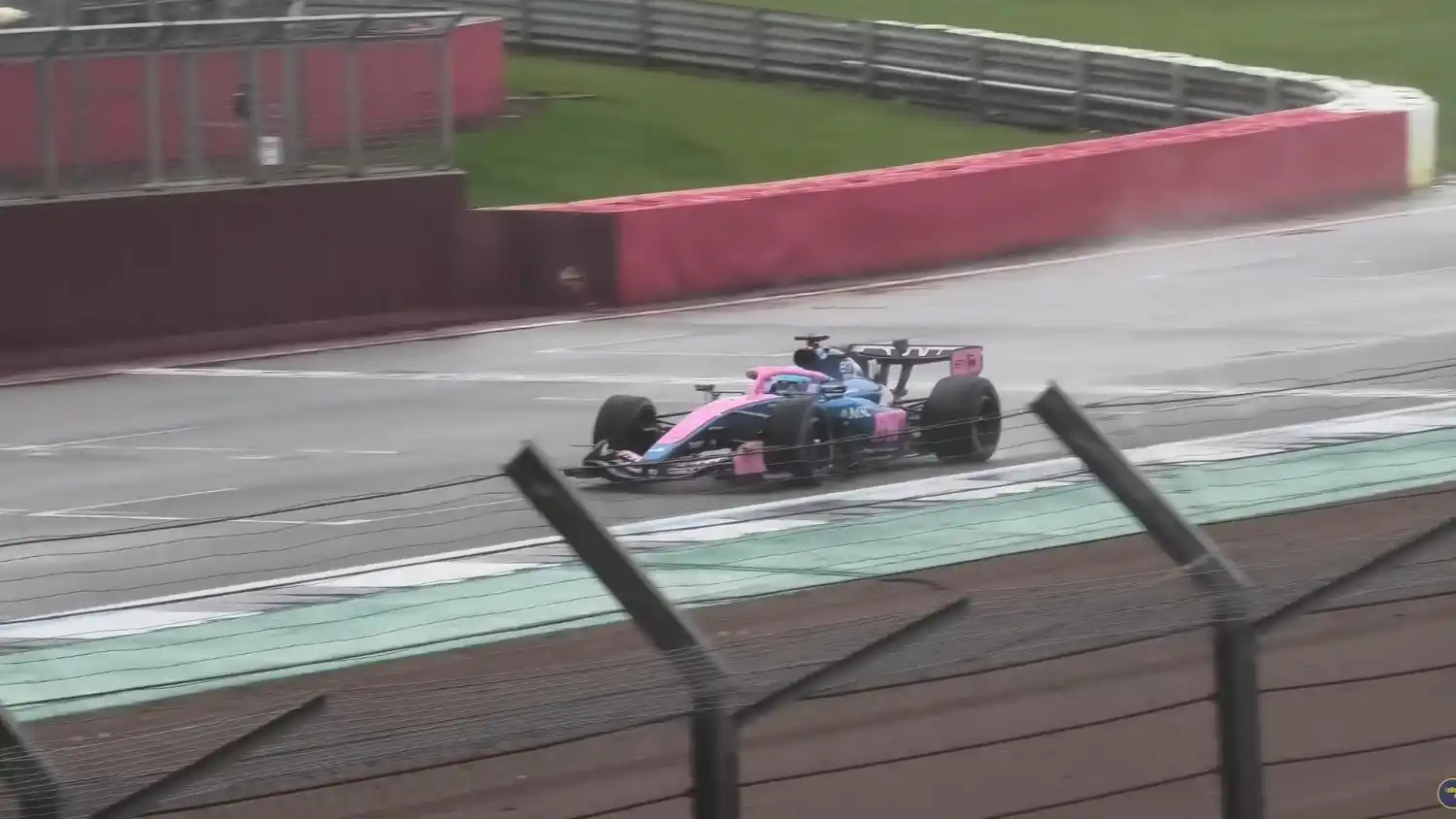 Con la apariencia del A525, el nuevo Alpine rodó en Silverstone