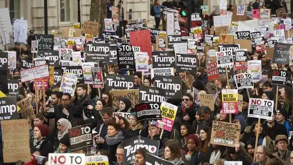 Miles de personas protestaron contra Trump en Europa y EEUU
