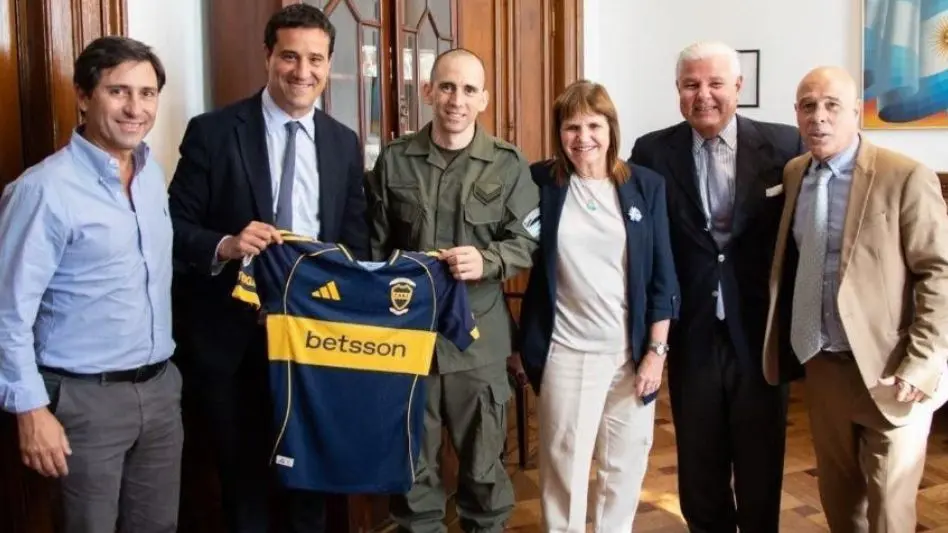Abad le regaló a Nahuel Gallo una camiseta de Boca