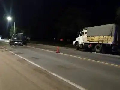 Robó un auto, lo chocó, lo dejó y se fue a beber a un bar: Terminó preso