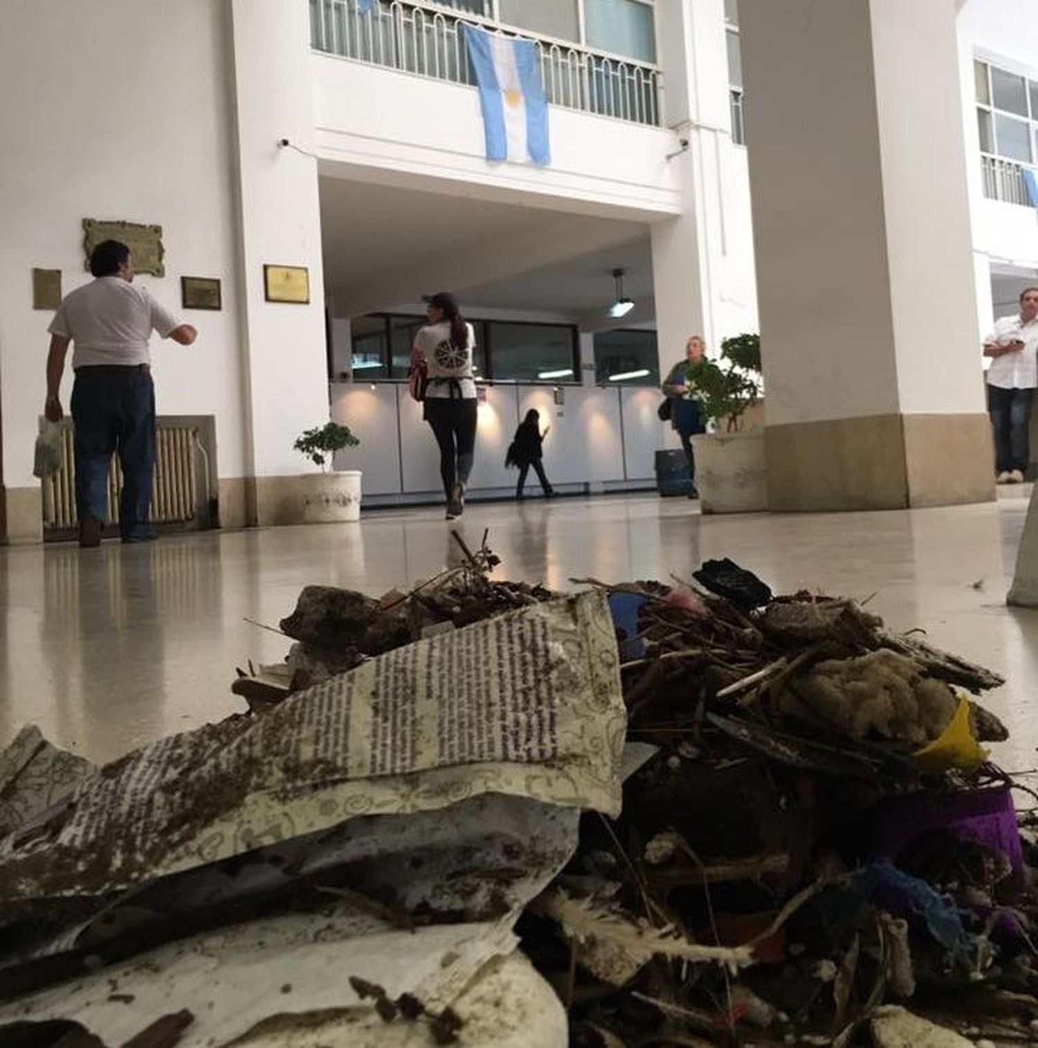 Juntó basura de una playa y la dejó tirada en el hall del Municipio