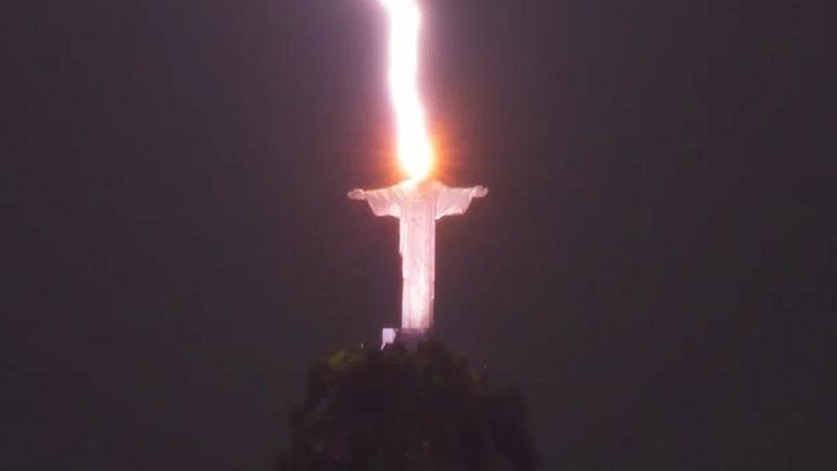 VEA el momento preciso en que un rayo IMPACTA en la cabeza del Cristo Redentor de Brasil