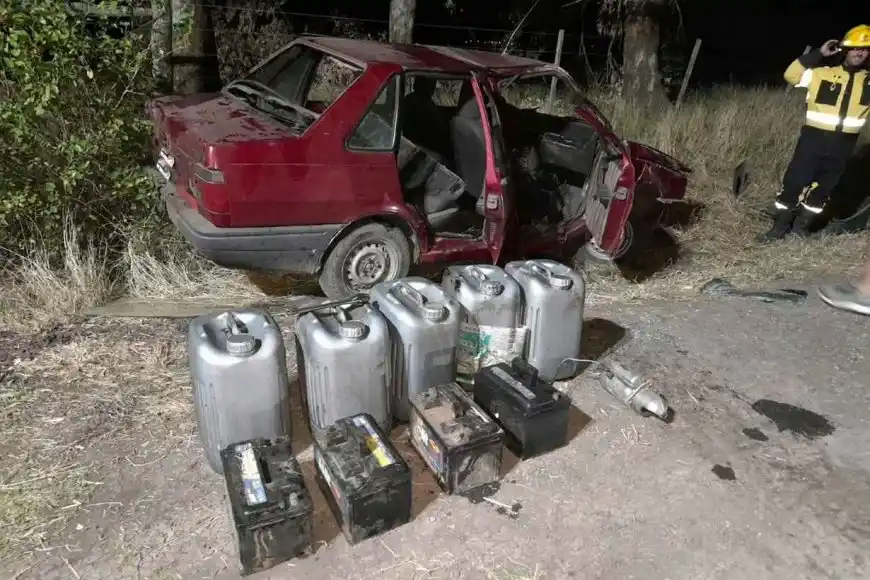 Un auto se accidentó en un camino vecinal y hallaron elementos que habían sido robados en un campo cercano
