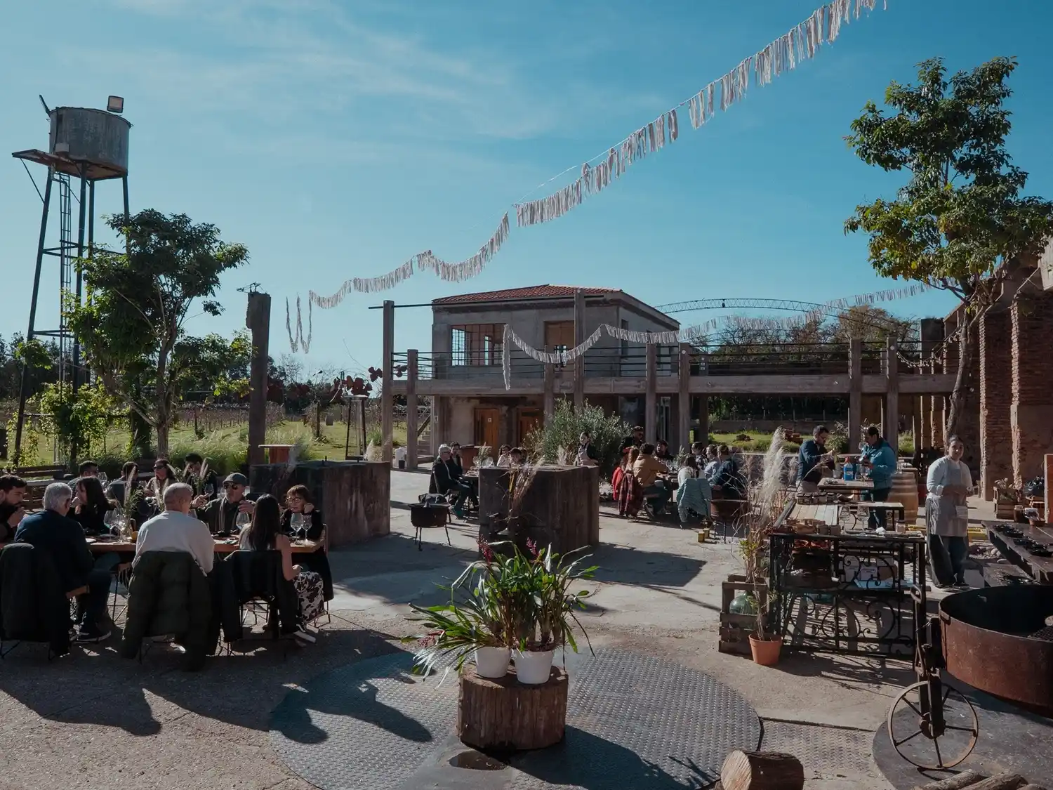 Nueva Corinema, situada en Mercedes, se destaca por sus visitas guiadas y eventos en la bodega.
