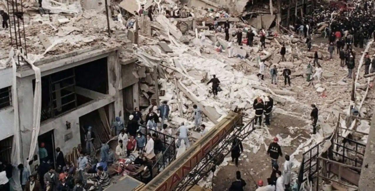 A 28 años del atentado, el acto frente a la AMIA vuelve a la presencialidad