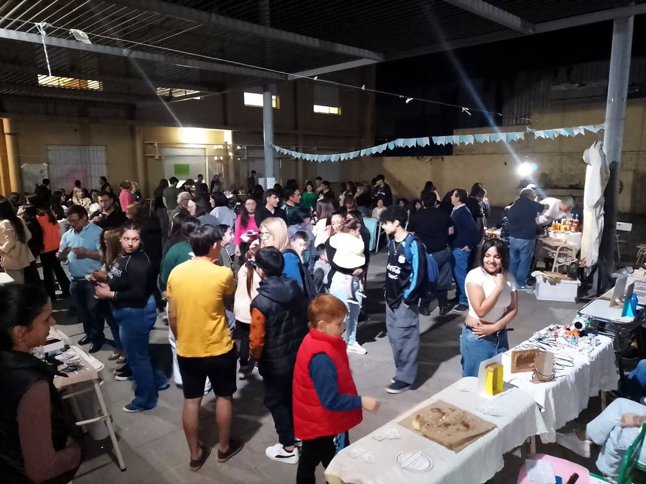 La ESJA N° 2 “Roberto Epele” realizó una feria de emprendimientos con gran participación estudiantil