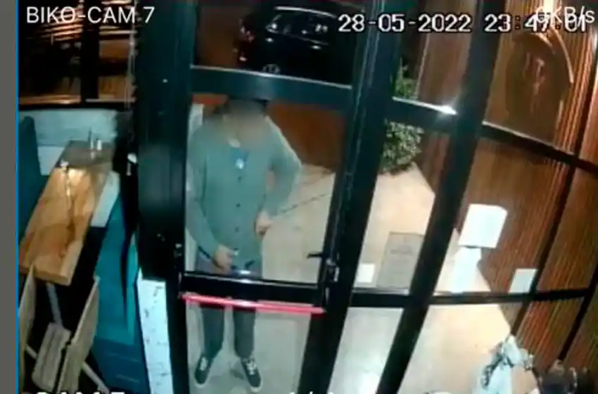 Detienen a un hombre que rompía locales de playa Grande