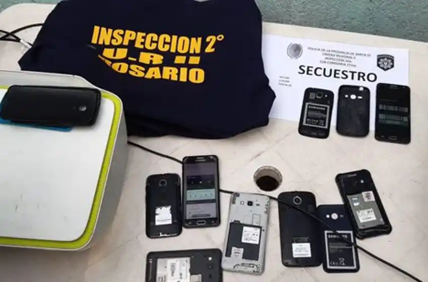 Dos detenidos por robar con el mismo modus operandi: rompían los vidrios de autos detenidos y se llevaban sus celulares