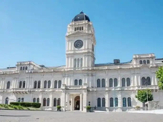 La Provincia cerró el 2025 con un déficit de 4,4 mil millones de pesos