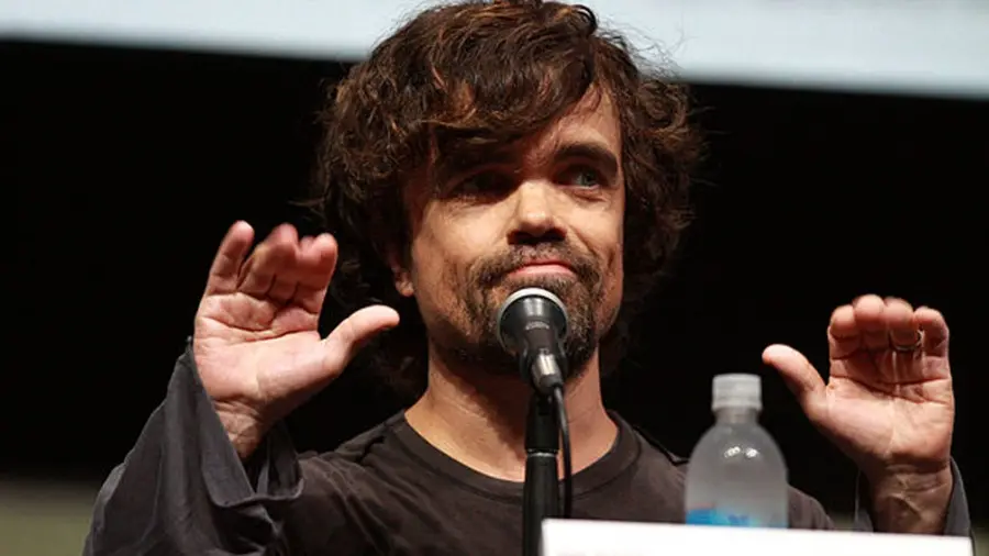 Peter Dinklage cuestionó a Disney por recrear una «historia retrógrada» de Blancanieves
