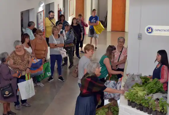 El inicio del puesto de verduras del Mercado Municipal fue un éxito