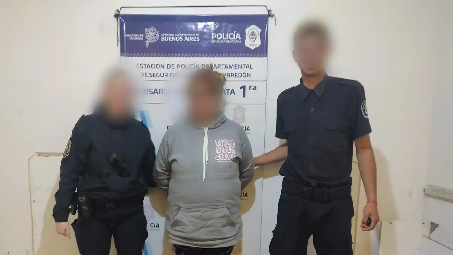 La detenida simuló ser una clienta y al momento de pagar, amenazó con tener un arma de fuego.