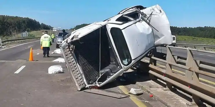 Autovía Artigas: Impactante vuelco de una camioneta