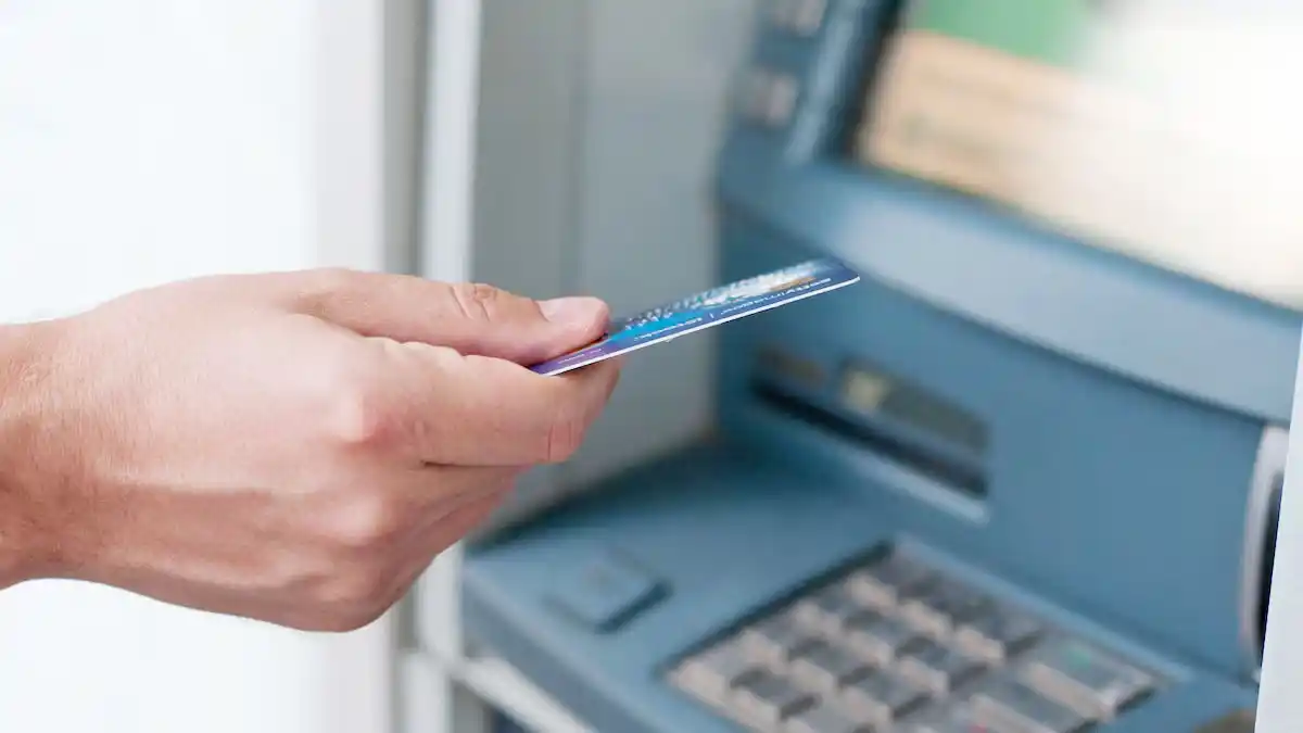 Aumentan desde mayo las comisiones por sacar plata del cajero