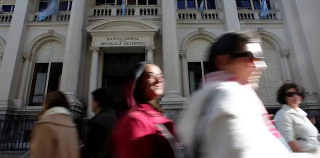 En enero cayó 37% la compra de dólares para ahorro y viajes
