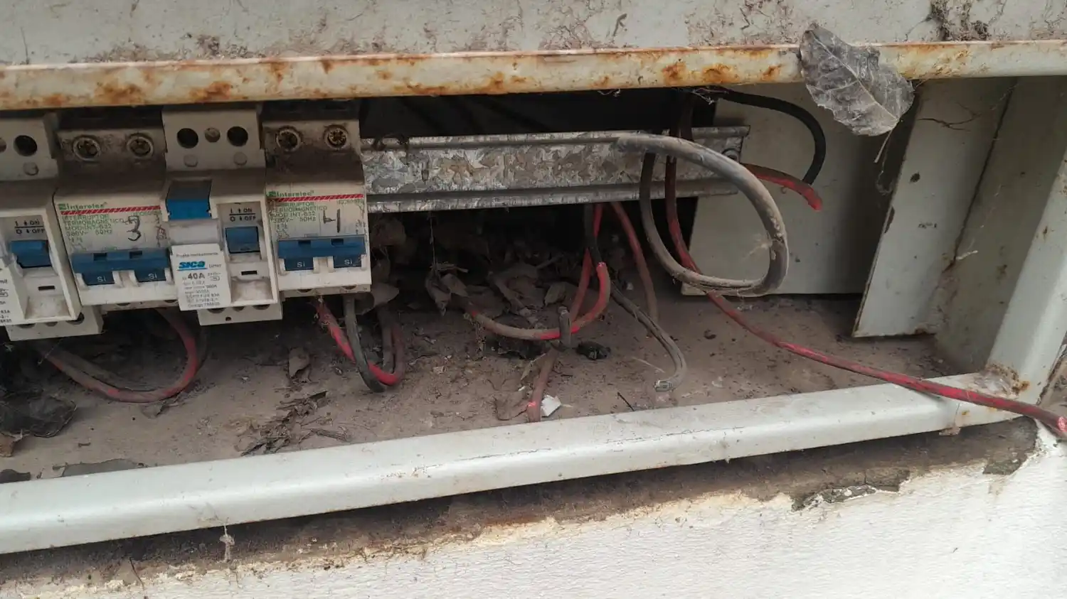 Robo de cables, disyuntores y termicas