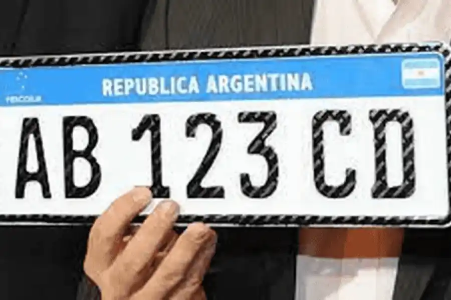 Por falta de insumos para imprimir chapas, el Gobierno habilitó a entregar patentes de papel para vehículos nuevos